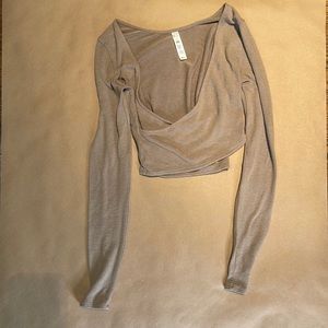 Alo yoga neutral soft long sleeve crop top!
